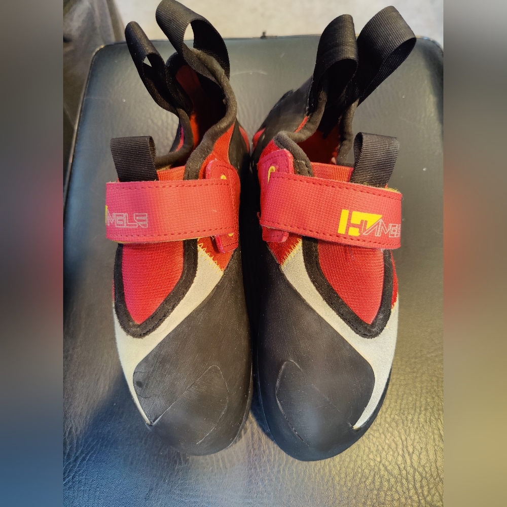 Five Ten (5 10) hiangle womens climbing shoes (women's 6.5)